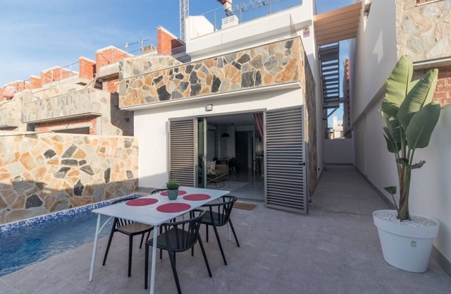 LUXURY 3 BED VILLA, PRIVATE POOL, 400 MTR TO THE BEACH. GREAT LOCATION