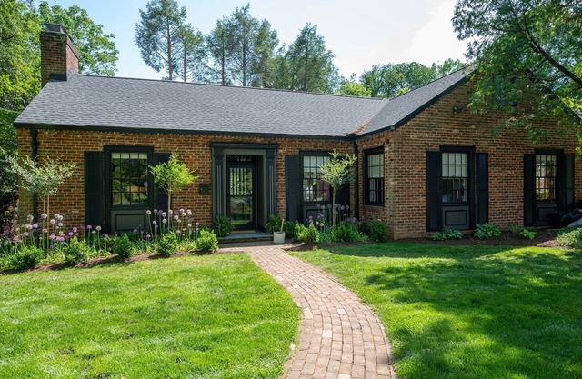 Luxury 3-bedroom House at UVA - Outdoor Fireplace