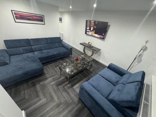 Luxury 3 Bedroom Holiday Home -Jaquzzi Bath - Private Parking- sleeps 6
