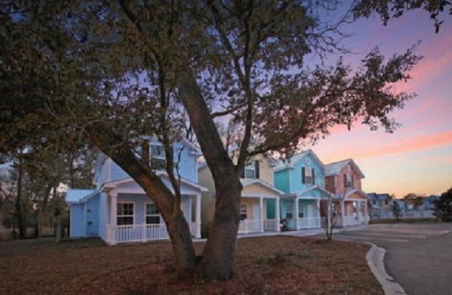 Luxury 3-BR Cottage/Pool&WiFi, Steps to Ocean