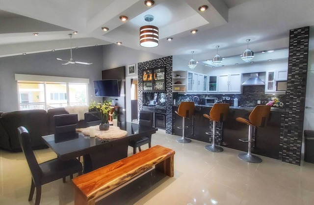 Luxury 3 bedroom Penthouse 1 block from the water