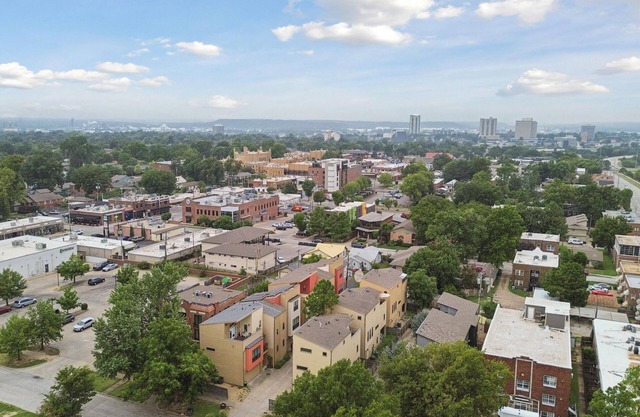 Luxury 3-Story Urban Condo on Cherry Street in Tulsa. 5min to BOK Center