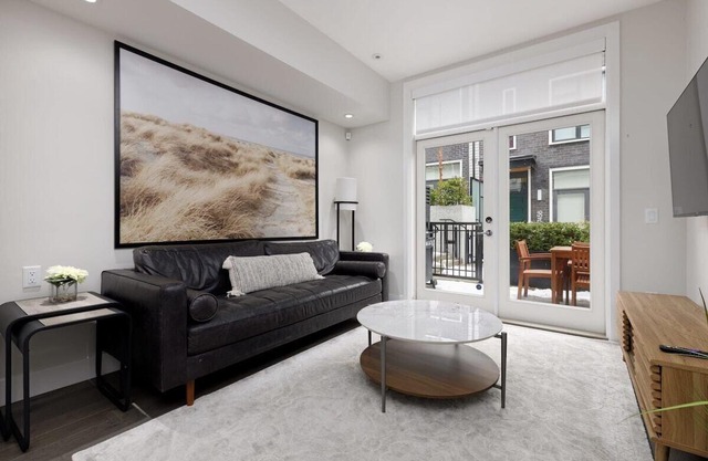 Luxury 3BR TH w/Peloton-Central & YVR I 2Parking