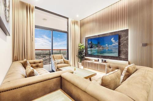 Luxury 3BR with Balcony - Minutes to Burj Khalifa & Dubai Mall