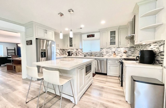 Luxury 4 Bedroom 3 Bath w/POOL! Private Home Fully-furnished by MDA TMC Galleria