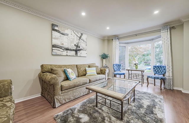Luxury 4 Bedroom/5 Bathroom Huge Ravine Backyard
