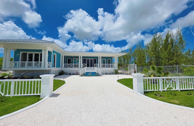 Luxury 4 bedroom home on Ocean Blvd w/private access to the beach. Sleeps 14