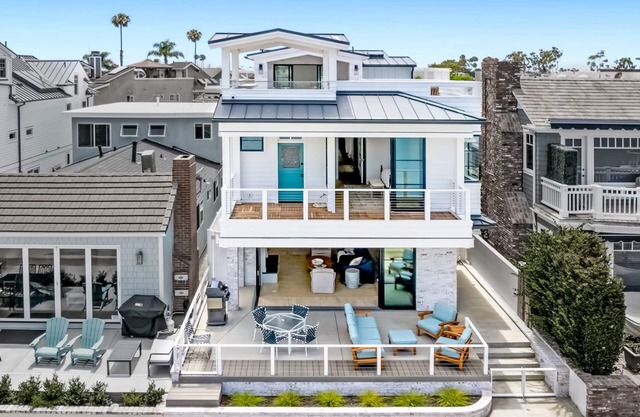 Luxury 4 bedroom, 5 bath home on E. Bayfront, Little Balboa Island