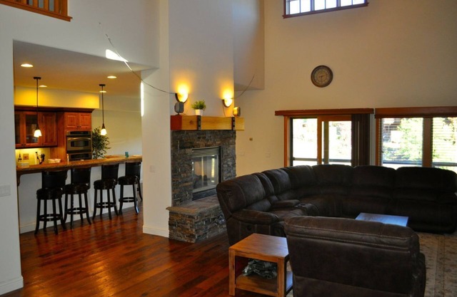 Luxury 4 Br 3.5 Bt large home close Northstar, Squaw, Lake Tahoe & Truckee Town