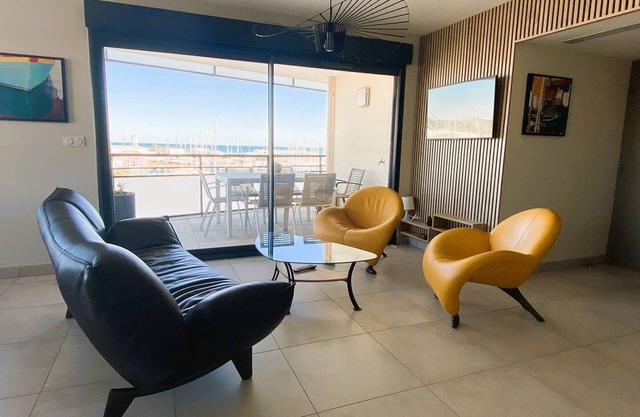 Luxury 4-star apartment with air conditioning and parking in Canet-Plage