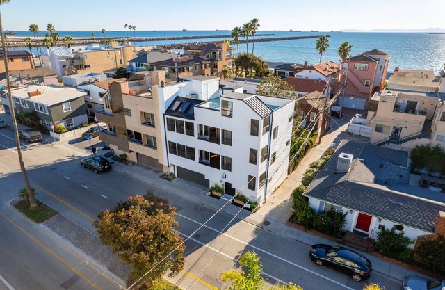 Luxury 4 Story home next to Alamitos Yacht Club. Steps to Beach and Bay.