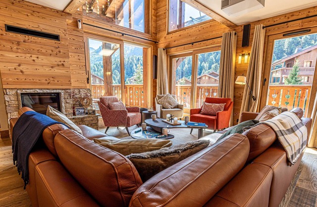 Luxury 5-Bed Chalet Near Slopes, Sleeps 12, Fireplace, and Covered Parking