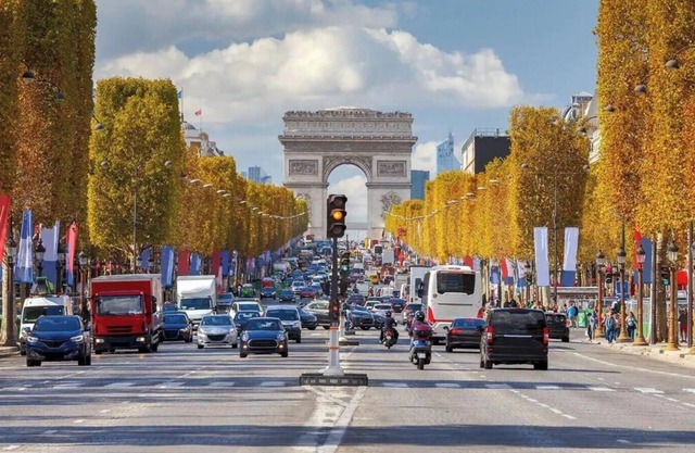 Luxury 5-Bedroom Apartment with Eiffel View-Perfect for Families-Champs-Élysées
