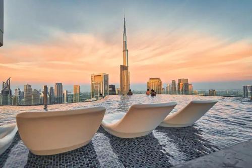 Luxury 58th Floor Seaview 2BR - Paramount Midtown - 6 Guests - 64F Pool Access & Burj View