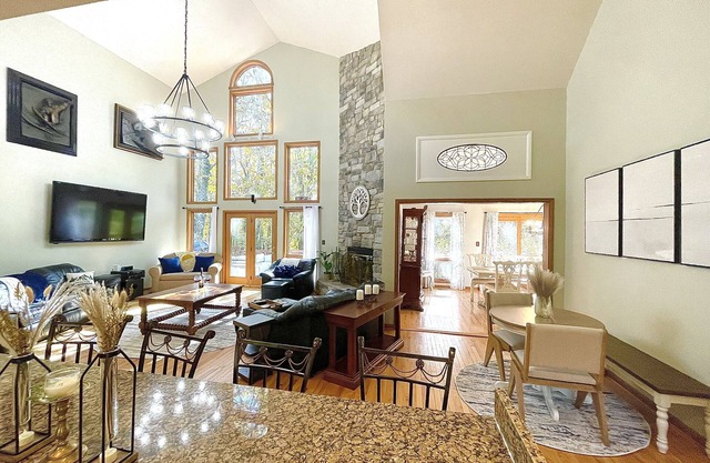 Luxury 5Bd 4Ba Sleeps 16+ Hot-tub/Dog Friendly