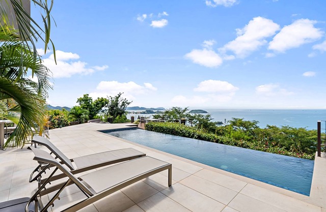 Luxury 5BR Oceanview Villa with Infinity Pool, King Beds, and Sunset Views Over