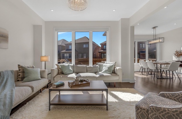 Luxury 6 Bedroom - 4 Bathroom Detached Retreat BRAMPTON/MISSISSAUGA Border