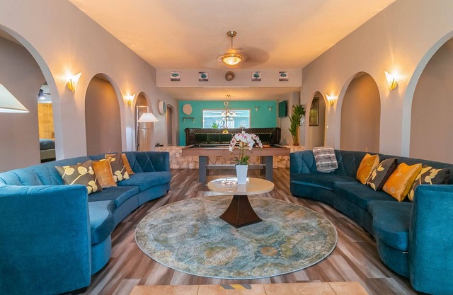 Luxury 6 Berdoom House indoor heated pool