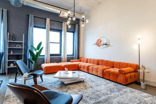 Luxury 6BR Loft Suite Perfect for 12 Guests with Skyline Views, Optional Parking and Gym Access Near McCormick Place and Soldier Field