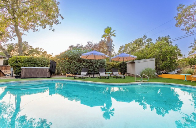Luxury 8-Sleeper: Pool, HotTub, 8 mins to Sonoma Square, and Deluxe Coffee Bar!