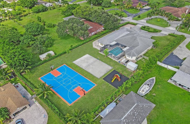 Luxury 8BR Estate w/POOL & Gameroom - 24 Guests
