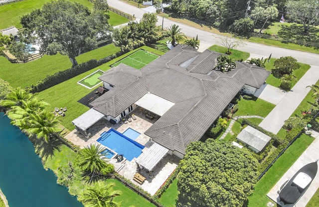 Luxury 8BR w/Pool & Mini-golf & Soccer- 16 Guests