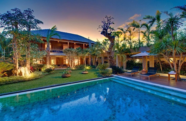 Luxury 9BR Villa By The Beach, Seminyak! - W/Large Swimming Pool & Pool Table!