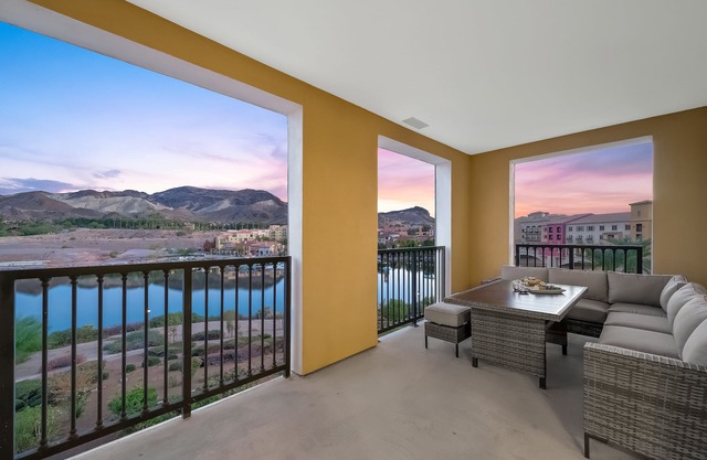 Luxury and Elegance! Panoramic views of Lake