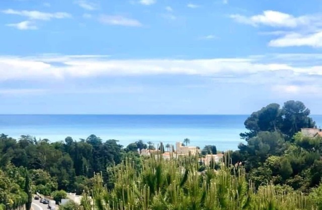 Luxury Apartment - 3 rooms with sea view, swimming pool and tennis court