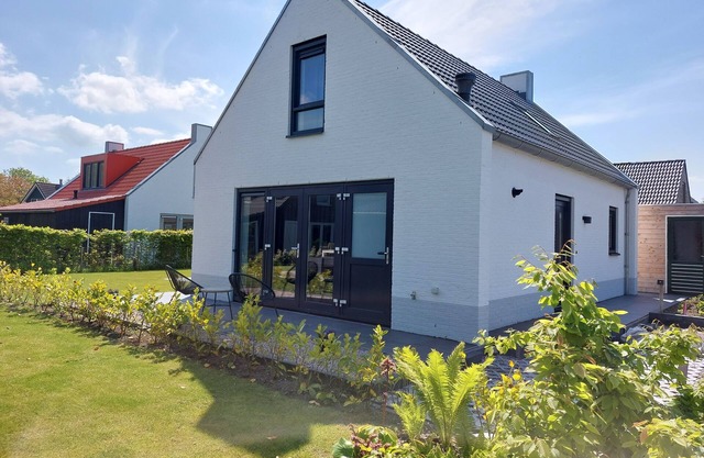 Luxury apartment for 5 people near the beach, fenced garden, pool.