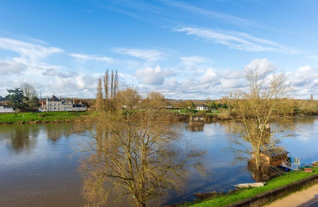 Luxury apartment overlooking the River Loire, close to Château and restaurants.