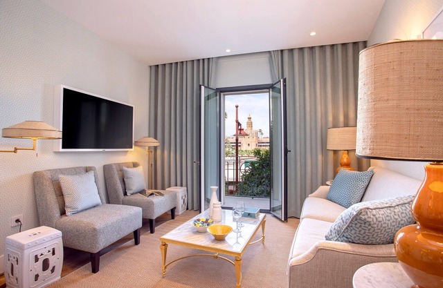 Luxury apartment Torre del Oro view. Betis XIV