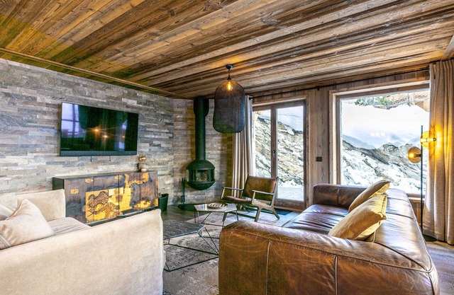 Luxury apartment with pool, WiFi, and parking in Val-d'Isère