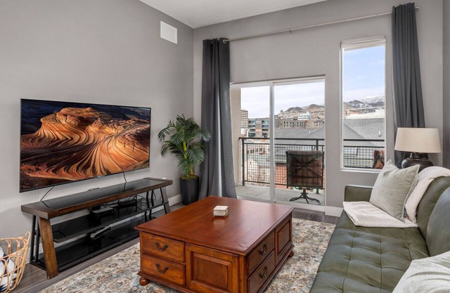 Luxury Apt. -Penthouse- King Bed, Gym Pkg Pool NEW