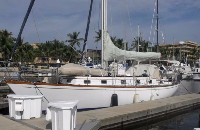 LUXURY AT THE DOCK......and we’re Pet Friendly!! One Minute Walk To The Beach.
