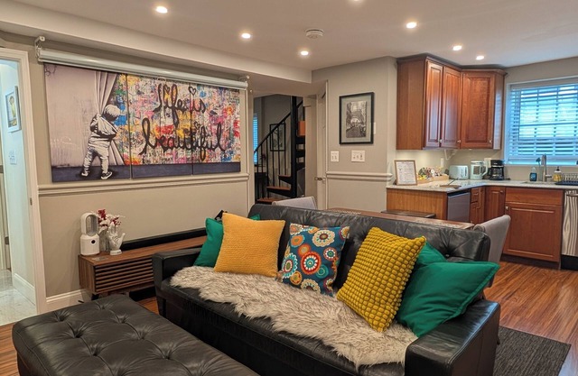 Luxury AU Park Suite Private Entrance Easy Access to Metro, Dining, Museums