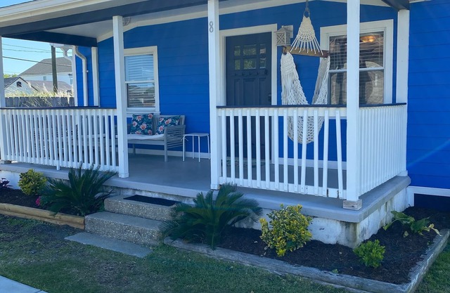 Luxury Beach Bungalow- Lots of upgrades- Free Wifi- Large yard and deck sleeps 6