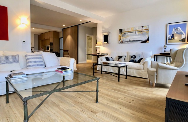 LUXURY: Beach Front Apartment -Kursaal 4 bedrooms + 4 bathrooms- 4 bedrooms + 4 bath -8pax