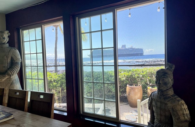 ★ Luxury beach front gated 24/7 security guard in downtown Kona