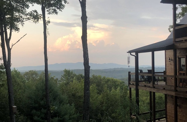 Luxury Blue Ridge cabin with long-range views & Peloton Bike!