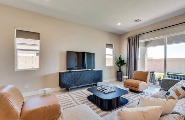 Luxury bungalow, 4 bedrooms, 3.5 bathrooms, near By Ave 9242