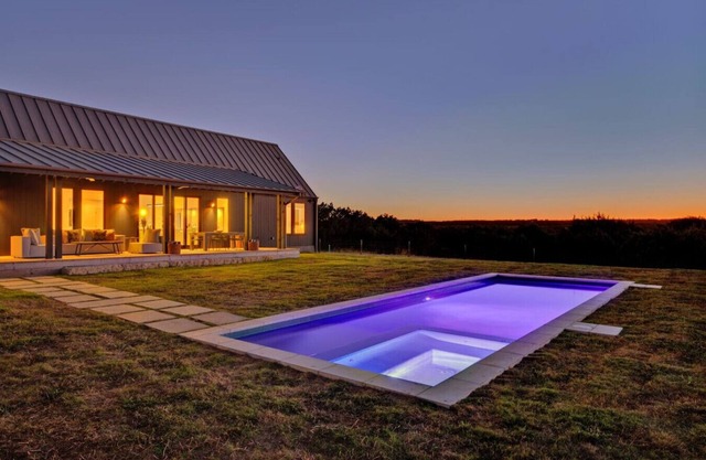 Luxury Bunkhouse, 14 Acres, Pool, Hot Tub & views