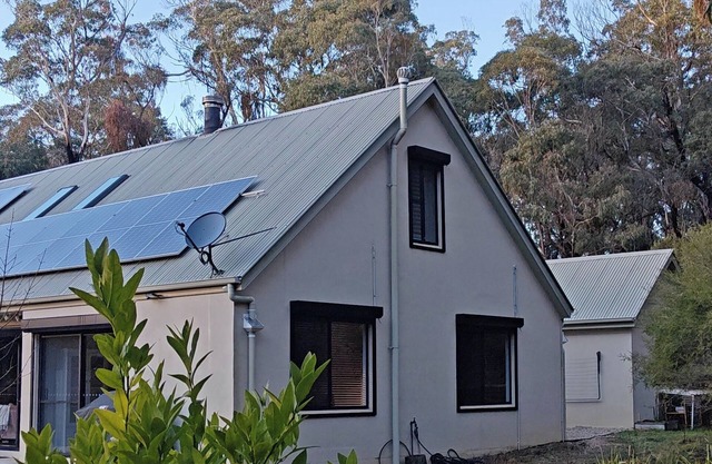 Luxury Bushland Retreet with Spa, Sauna & Fireplace - Eagle's Nest Blackheath