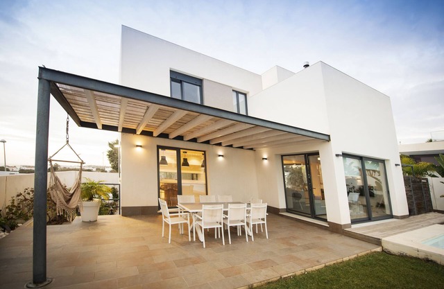 Luxury by the sea, a/c, private pool, garden, free wifi, ideal for families