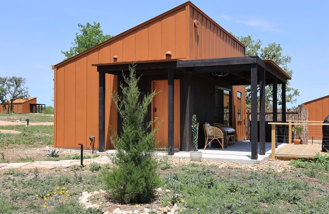Luxury cabin in the center of the Texas Wine Country; large private porch w/hot tub, gas grill and fire pit; pet friendly