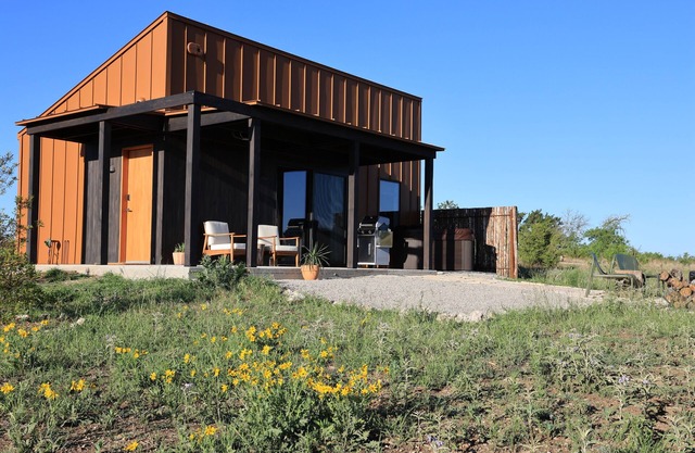 Luxury cabin in the center of the Texas Wine Country; large private porch w/hot tub, gas grill and fire pit; pet friendly