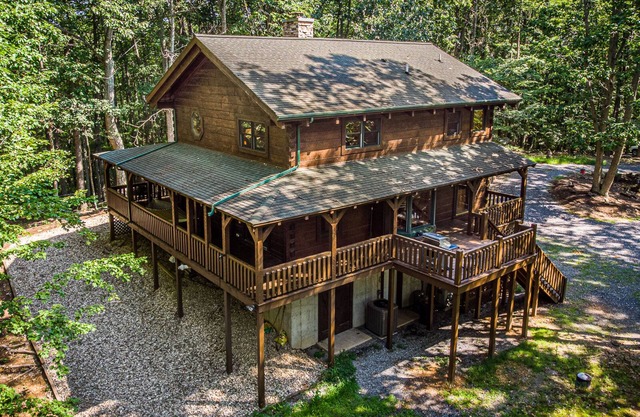 Luxury cabin in the woods, 2 bedrooms plus loft