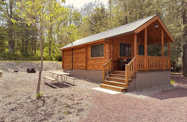 Luxury Cabin - Located at Lakewood Park Campground Firepit/Fireplace/Private Bathroom/Lake access
