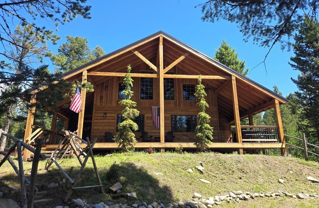 LUXURY CABIN Minutes from West Yellowstone, 3 Bedrooms, Loft, HotTub, WIFI