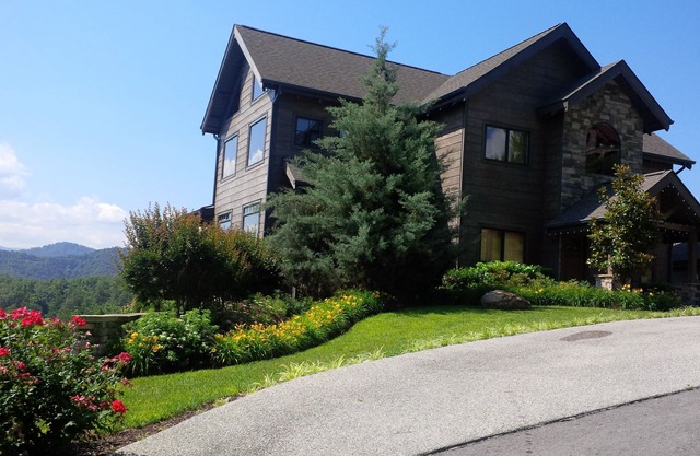 Luxury Cabin On 1 Acre With Great Views In Gated Subdivision
